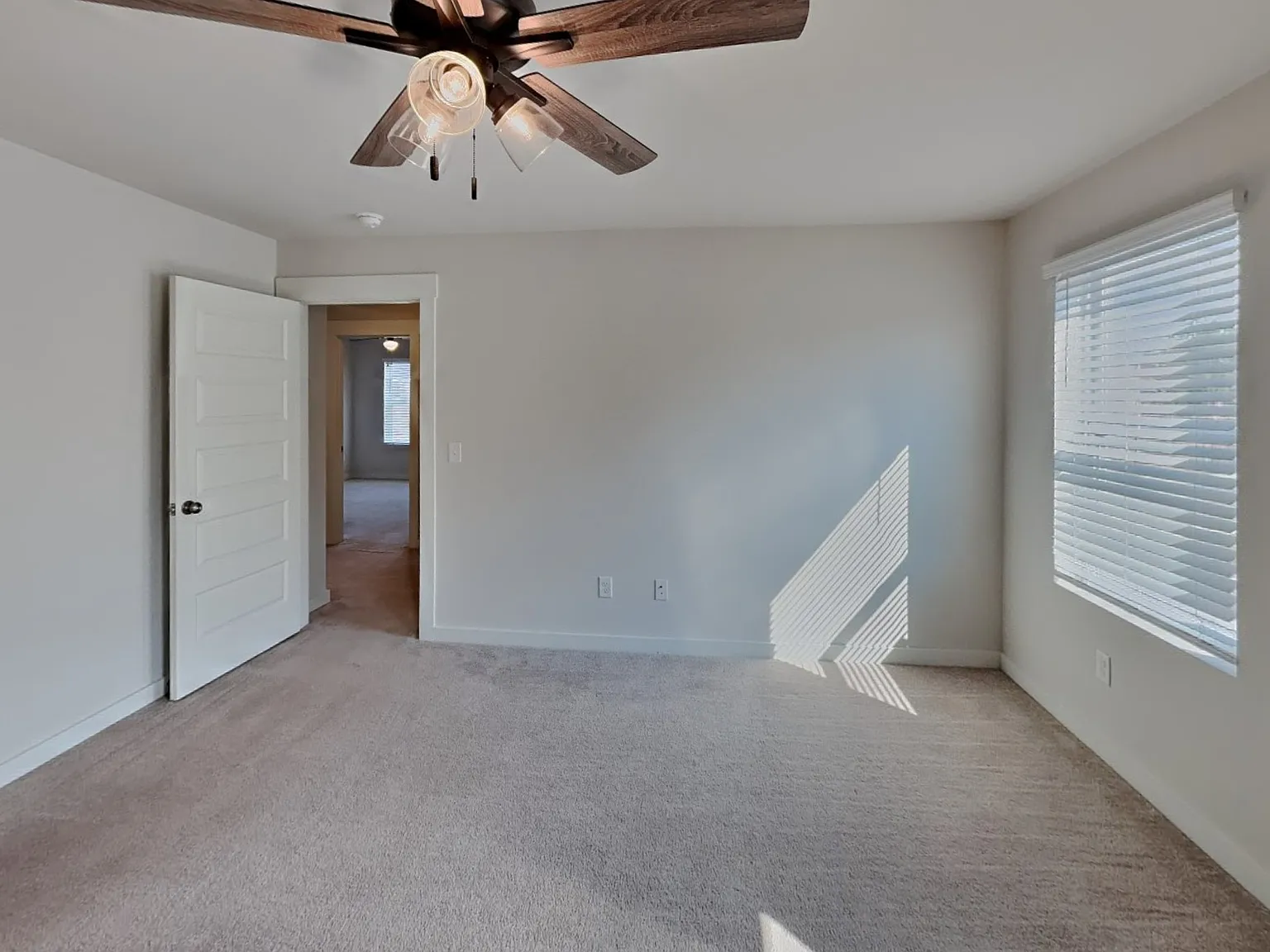 3 bed, 2.5 bath, 1704 sqft, $2,399 — Photo 2