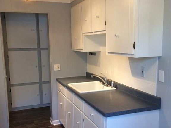 3rd image of 43 Wisteria St