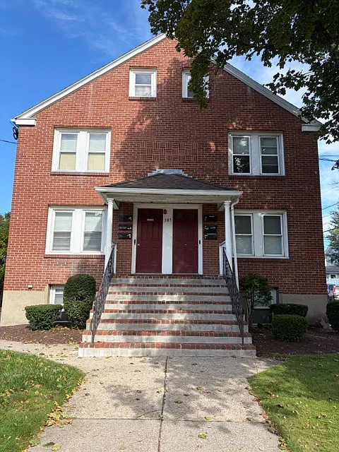 385 River St