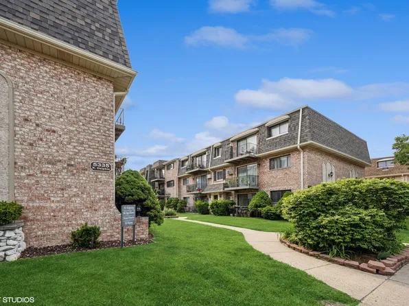 5327 N Delphia Ave APT 327, Chicago, IL 60656
