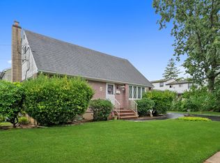 298 Massachusetts Ave, Massapequa Park, NY 11762