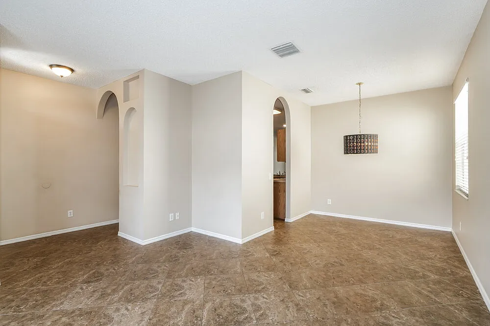 4 bed, 2.0 bath, 1828 sqft, $2,920 — Photo 3