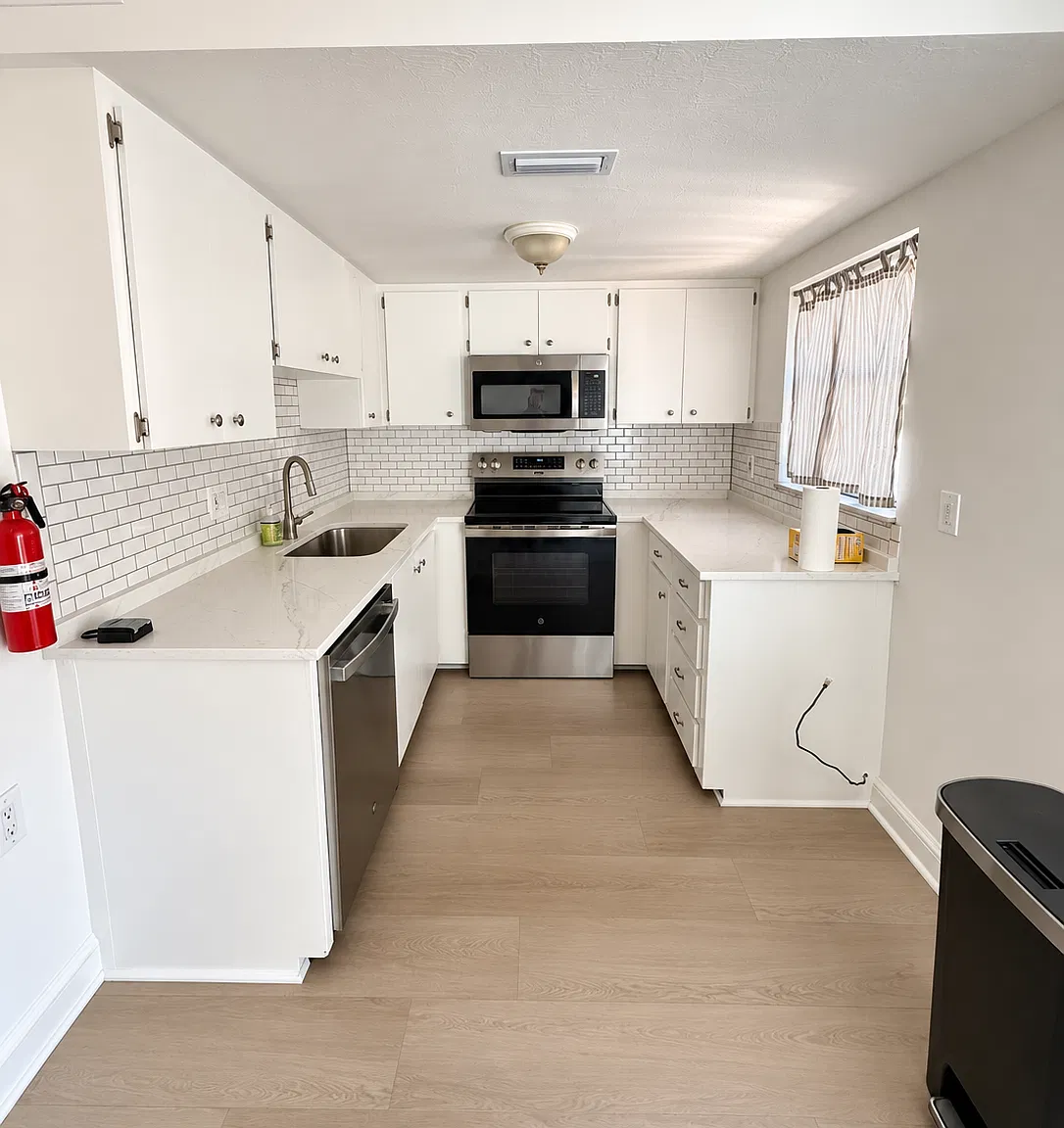 2 bed, 1.5 bath, 880 sqft, $2,000 — Photo 2