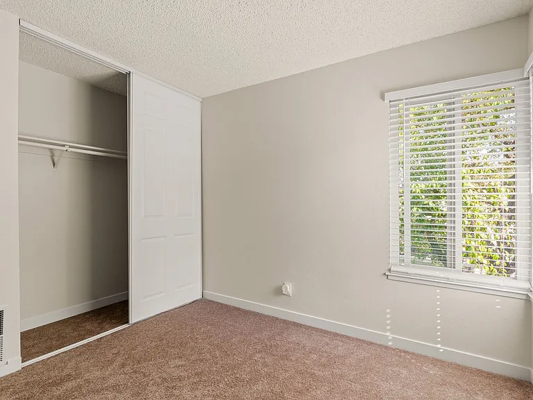 4910 Lowry Rd — Photo 14