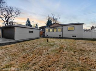 21816 Madison St, Saint Clair Shores, MI 48081