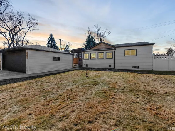 21816 Madison St, Saint Clair Shores, MI 48081