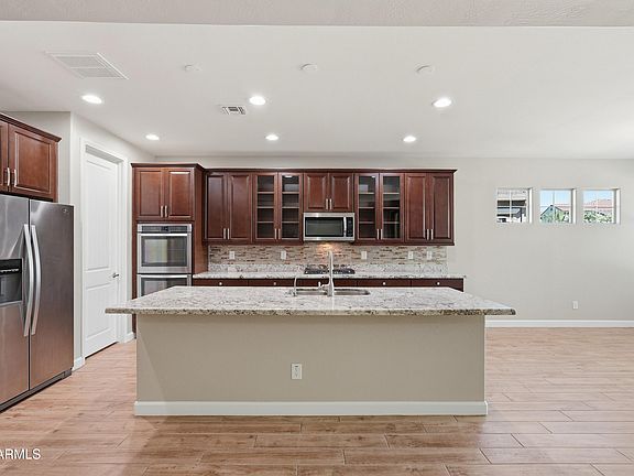 3rd image of 945 W YELLOWSTONE Way