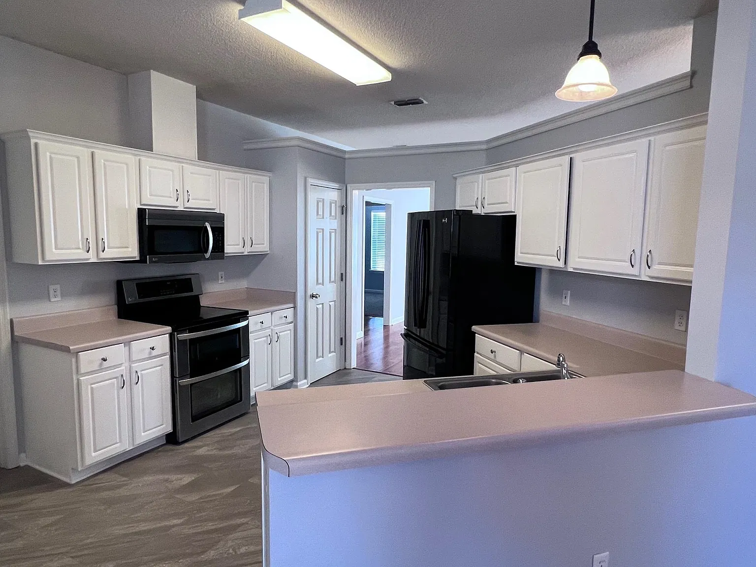 3 bed, 2.0 bath, 1483 sqft, $2,200 — Photo 4