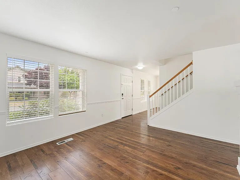 2429 Tolmie Ave — Photo 6