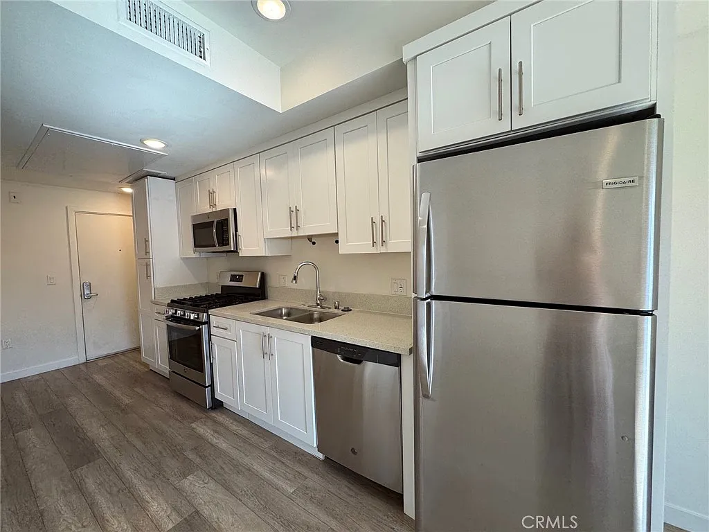Studio, 416 sqft, $1,695 — Photo 4