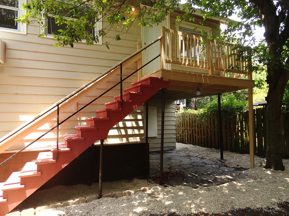private entrance to detatched garage apartment