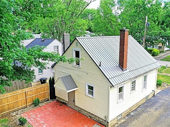 5th image of 321 Kenmore Ave NE
