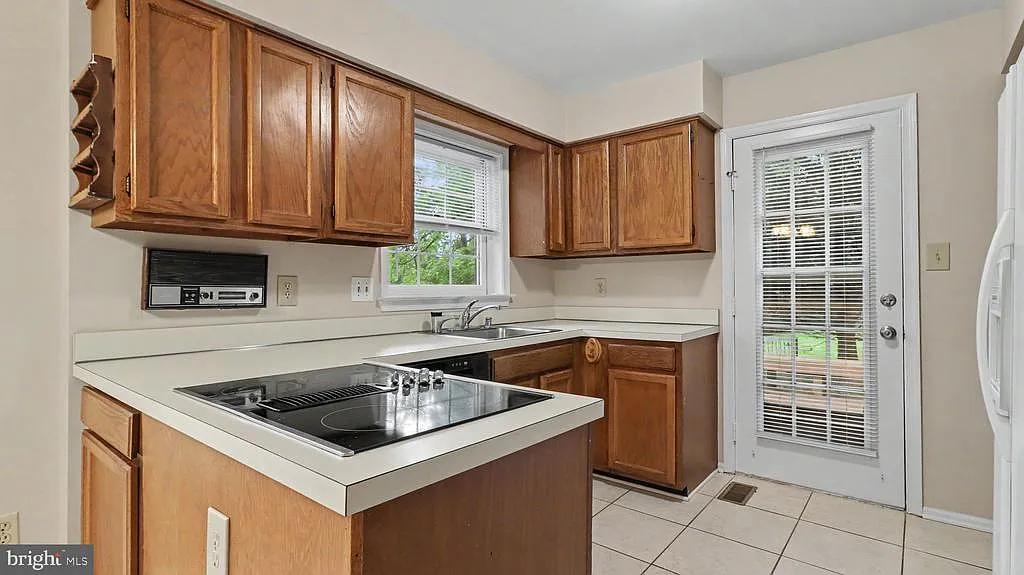 4 bed, 3.5 bath, 3714 sqft, $4,200 — Photo 4