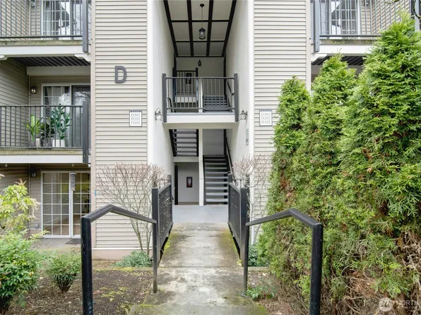 215 9th Street #D101, Kirkland, WA 98033