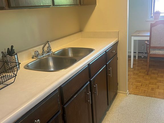 4th image of 49 Willow St #103
