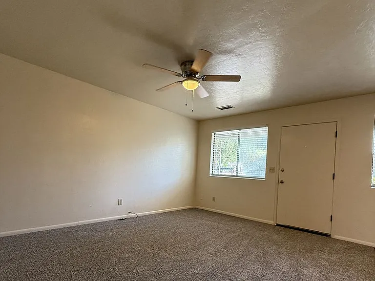 301 W Merritt St — Photo 2