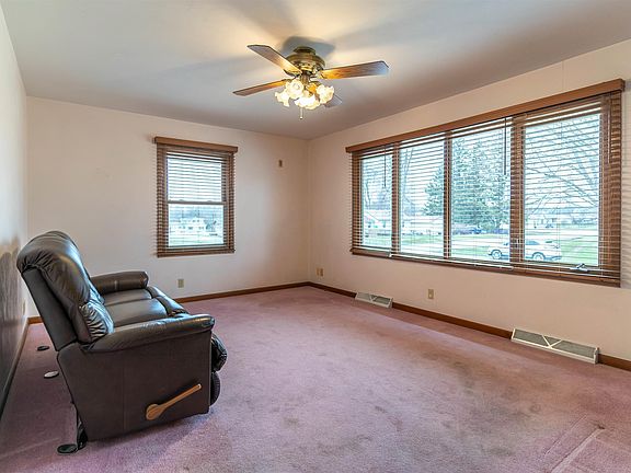 5th image of 602 1st St