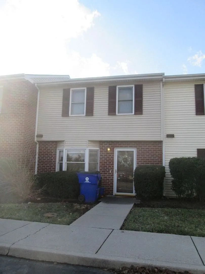 2 Bedroom, 2.5 Bath Townhouse — Photo 1