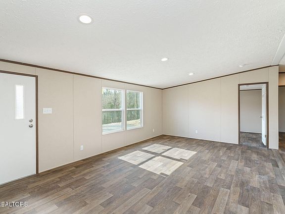 5th image of 135 Rose Cir
