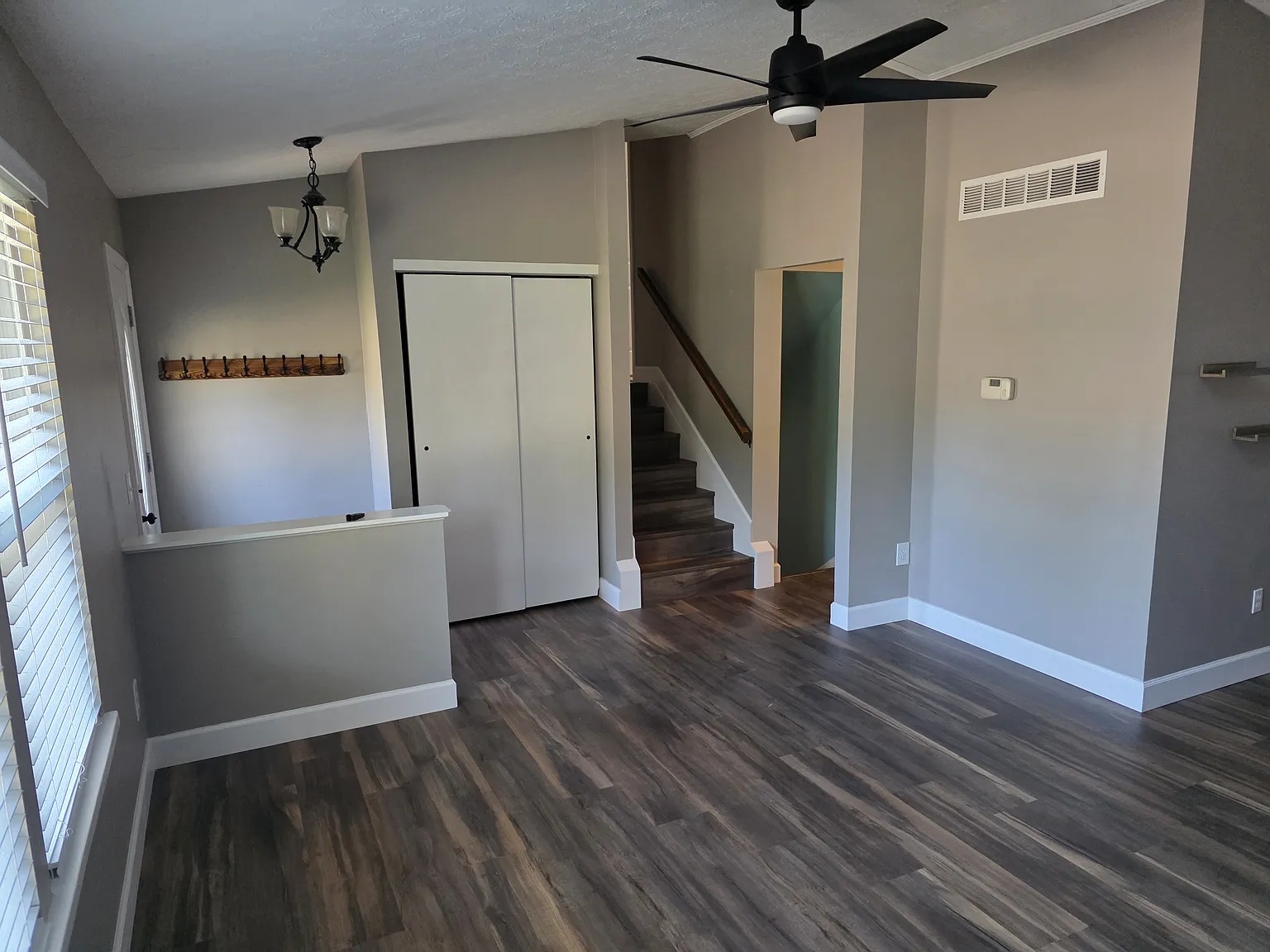 3 bed, 1.5 bath, 1008 sqft, $2,400 — Photo 4