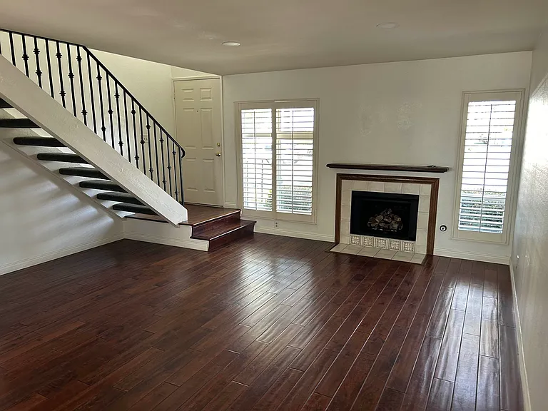 866 Hollyhock Ct — Photo 2