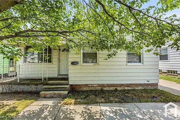 15902 Maplewood Ave