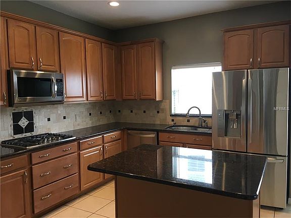 4th image of 942 Hacienda Cir