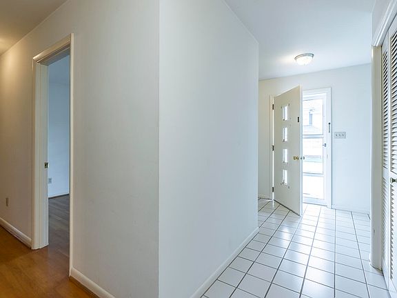 4th image of 325 Wallace Ct