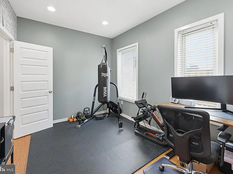 2568 Collins St — Photo 25