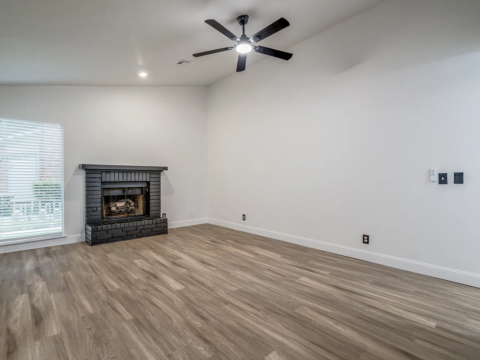 2 bed, 1.5 bath, 1183 sqft, $1,395 — Photo 2