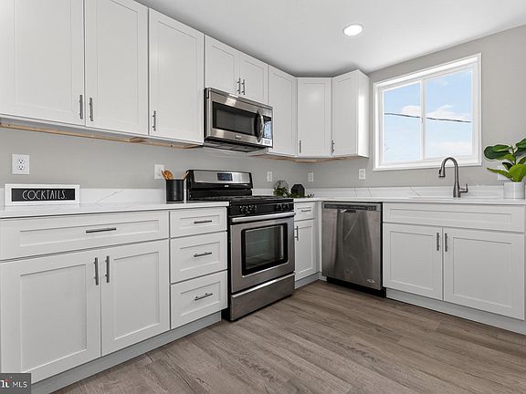 4th image of 833 Sheridan Ave