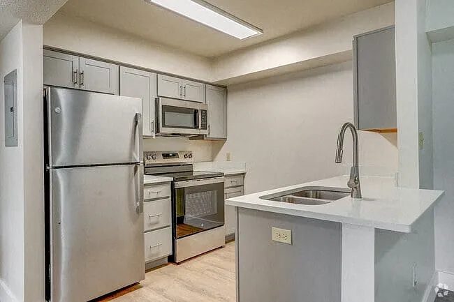 Golfview Apartments — Photo 2