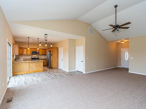5th image of 102 Battlefield Cir #B