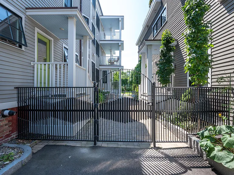 52 Wilmot St #1R — Photo 11