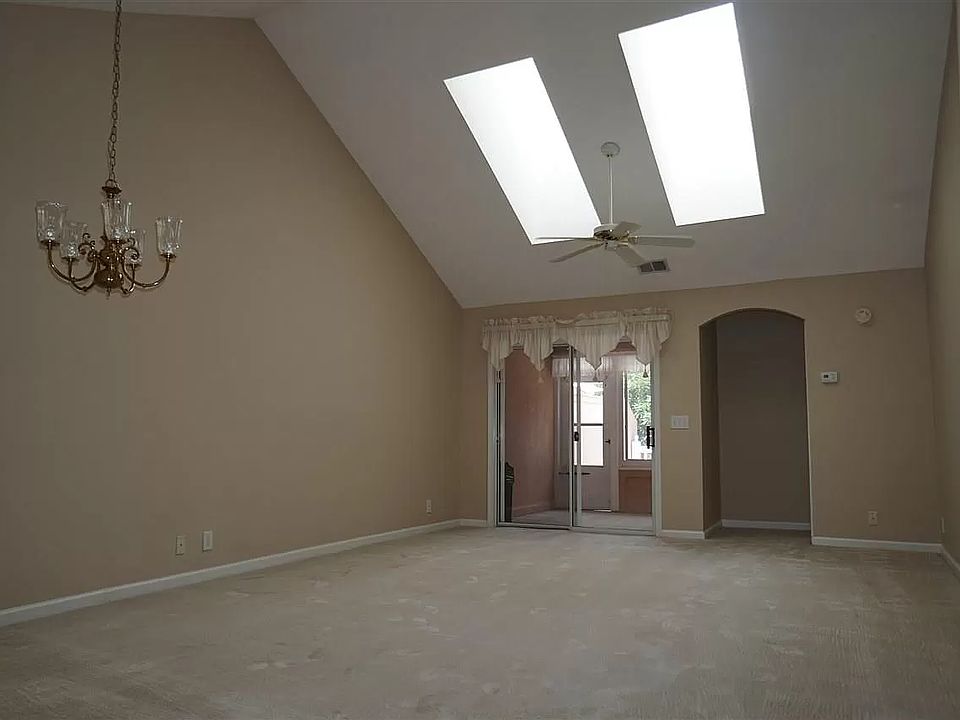 Living room to Carolina Room