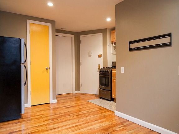 5th image of 442 E 9th St APT 5