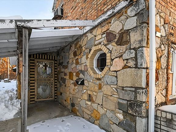 2nd image of 916 Innisfallen Ave