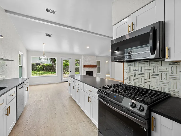 8708 Huebinger Pass — Photo 14