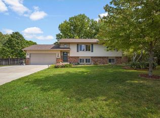 6951 Redwing Ln, Chanhassen, MN 55317