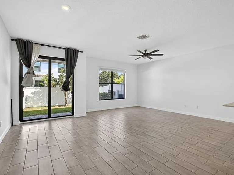 4408 Hemlock Dr — Photo 4