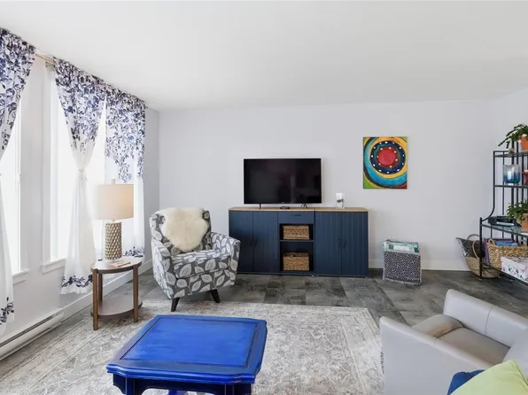 220 Townsite Rd #302, Nanaimo, BC V9S 5S8