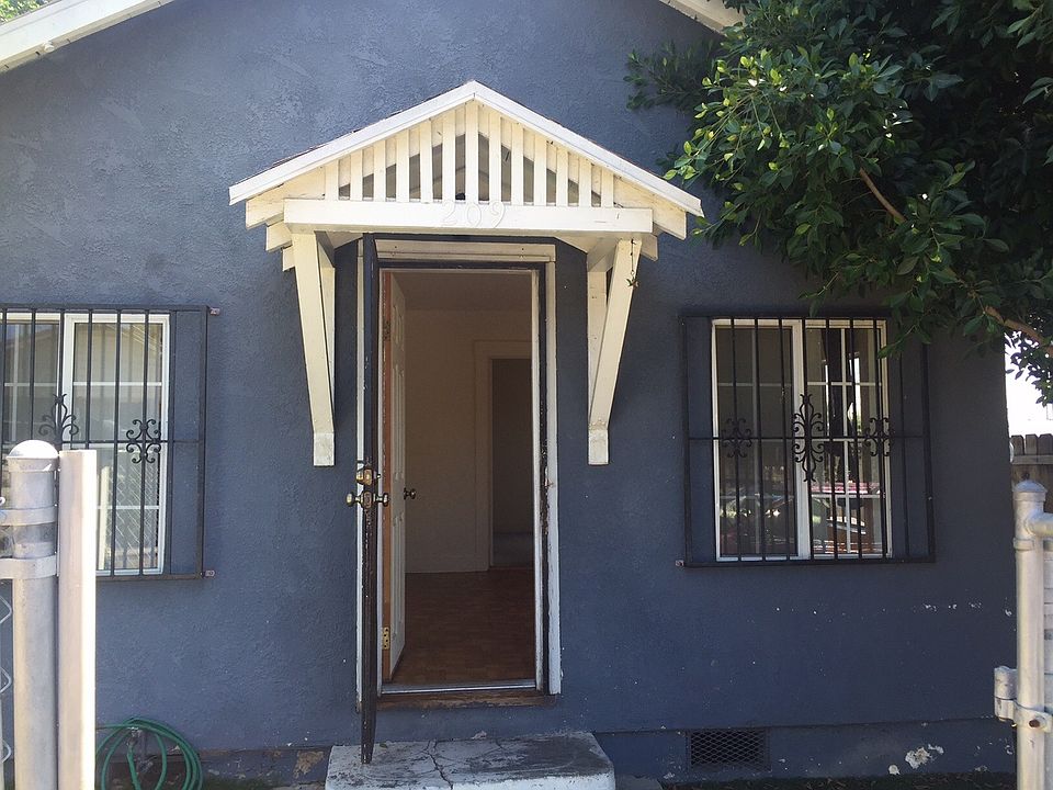 1st image of 209 27th St