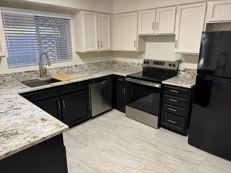 1120 S Hazelton Ln — Photo 4