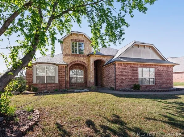 5907 Woodland Rd, Bartlesville, OK 74006