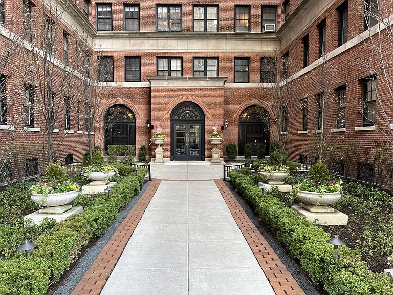 400 W Deming Pl #4G — Photo 1
