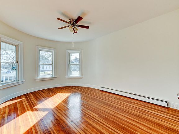 2nd image of 946 W 7th St #1