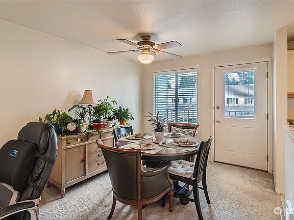 Dining Room>