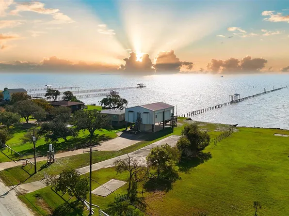 5330 Bayside Dr, Beach City, TX 77523