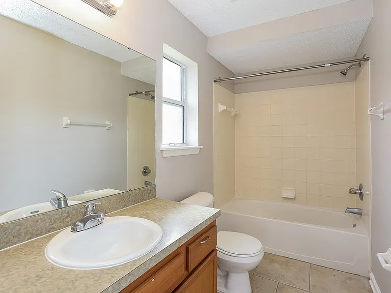1968 Willesdon Dr W — Photo 10