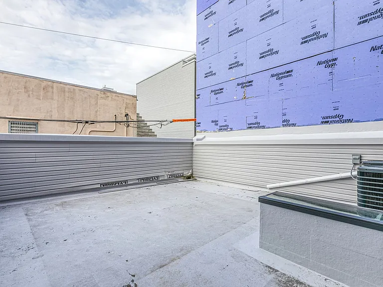 Brand New Luxury Apartments — Photo 32